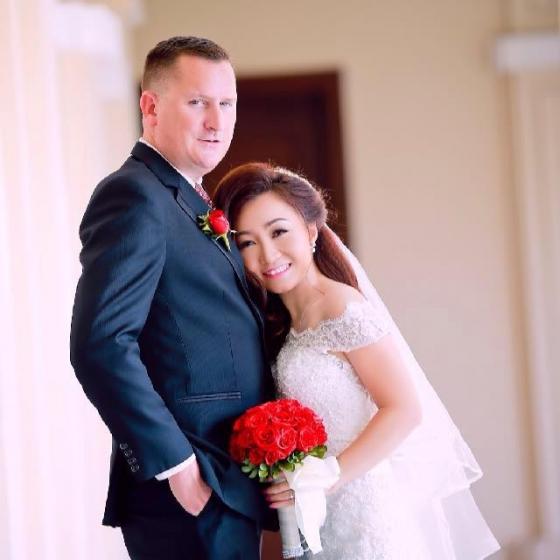 132 4 Vi Qua Yeu Co Vo Viet Chong Nguoi My Chap Nhan Mat Viec Gia Vo Ngu Quen O San Bay