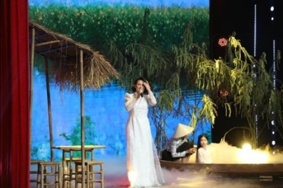 132 1 Phi Nhung Khoc Nuc No Khi Ke Ve Cuoc Song Mo Coi Cha Me O Ky Uc Vui Ve