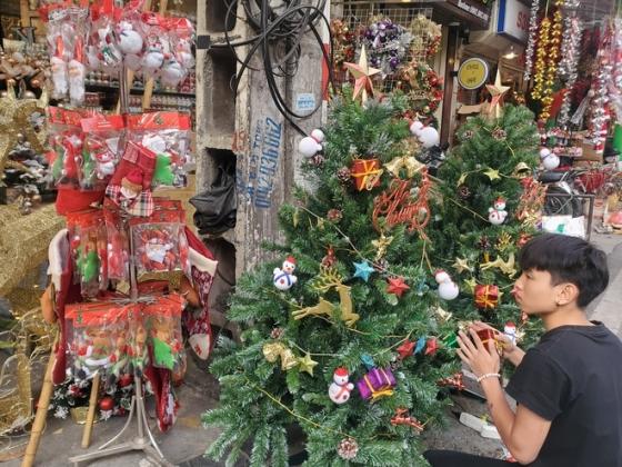 Cận Giáng sinh, cây thông Noel khổng lồ "hét" giá 120 triệu đồng