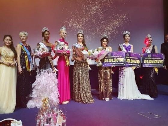 132 1 Co Gai Viet Dang Quang Hoa Hau Di San Quoc Te  Phap 2019