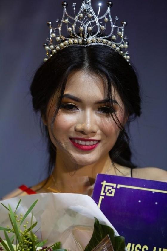 132 2 Co Gai Viet Dang Quang Hoa Hau Di San Quoc Te  Phap 2019