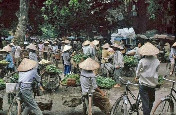 132 5 Nhip Song Ha Noi Nhung Nam 90 Qua Ong Kinh Cua Nhiep Anh Gia Nguoi Duc