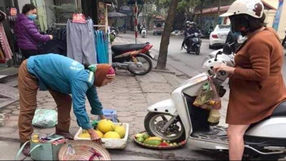132 1 Dang Sau Buc Anh Co Gai Bung Bau Chen Banh Xe Len Met Hang Rong
