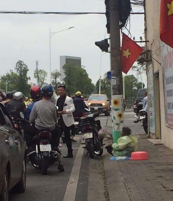 132 1 Am Long Chang Trai Xin Tien Giup Cu Ba Xin An Giua Mua Ret Chieu 30 Tet
