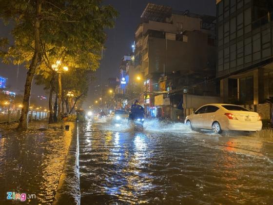 Mưa to, sấm chớp đêm 30 Tết có bất thường?