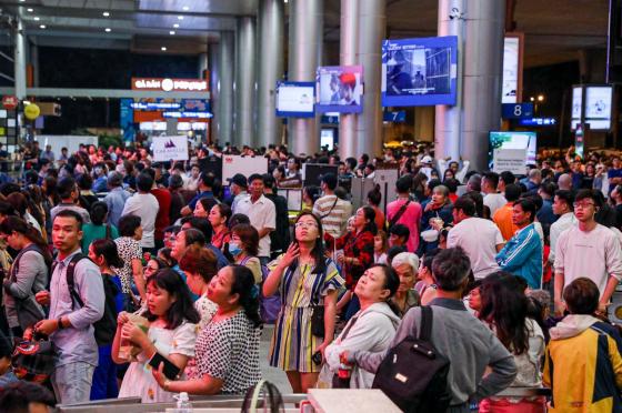 132 1 Nhiet Tinh Don Viet Kieu Ve An Tet Roi Tiu Nghiu Khi Nhan Qua