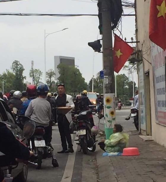 132 2 Am Long Chang Trai Xin Tien Giup Cu Ba Xin An Giua Mua Ret Chieu 30 Tet