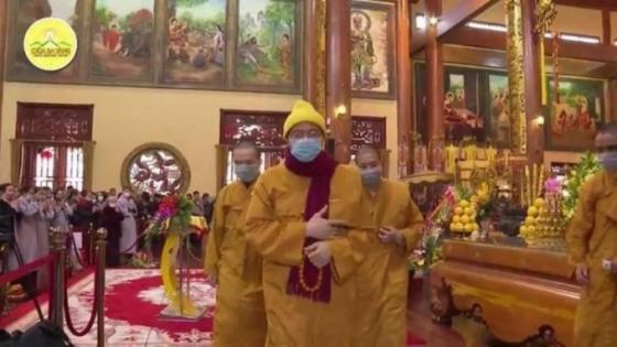 132 1 Tru Tri Chua Ba Vang Deo Khau Trang Khi Thuyet Giang Cho Phat Tu