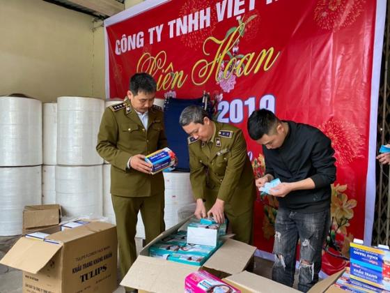 132 2 Kinh Hoang Cong Nghe San Xuat Khau Trang Bang Giay Ve Sinh Va Su That Phan No Khi Hang Ngan Chiec Da Duoc Tuon Ra Thi Truong Tu Trong Tet