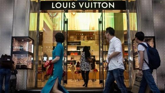 Vì sao những chiếc túi Louis Vuitton rất đắt đỏ nhưng không bao giờ giảm giá?