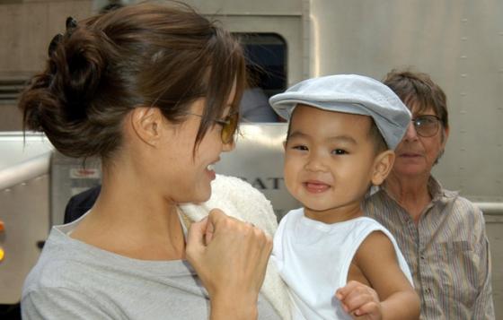 132 1 Cau Be Chau A Co 3 Cai Ten 3 Nguoi Bo Duoc Angelina Jolie Chon Giao Pho Toan Bo Tai San 2600 Ty Dong