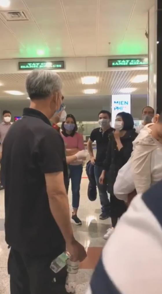 132 10 U Xuc Voi Nhieu Nguoi Tu Nuoc Ngoai Ve Nuoc Tranh Dich Len Tieng Che Bai Do An Khu Cach Ly Cdm Cu Di Di Khong Tien
