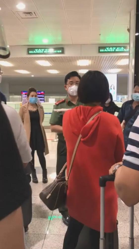 132 8 U Xuc Voi Nhieu Nguoi Tu Nuoc Ngoai Ve Nuoc Tranh Dich Len Tieng Che Bai Do An Khu Cach Ly Cdm Cu Di Di Khong Tien