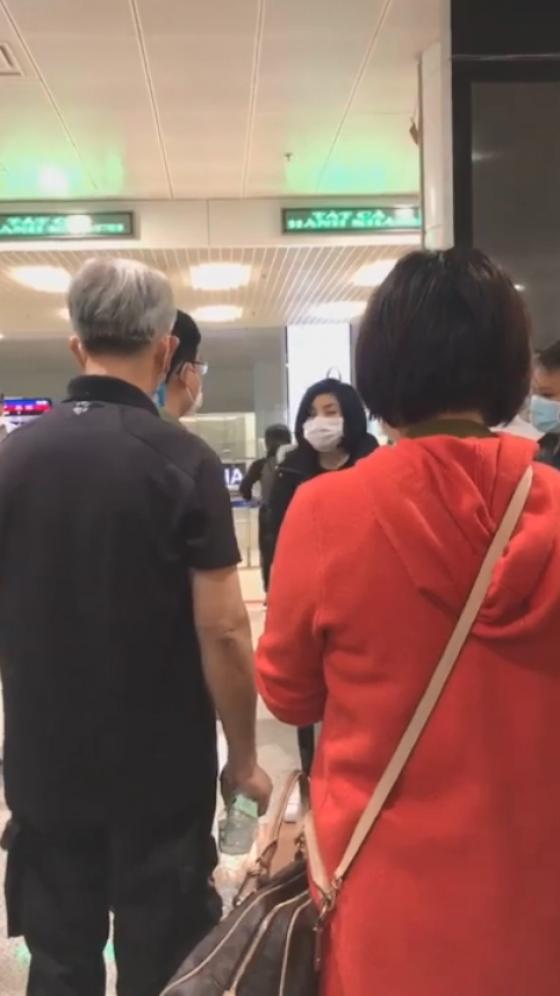132 9 U Xuc Voi Nhieu Nguoi Tu Nuoc Ngoai Ve Nuoc Tranh Dich Len Tieng Che Bai Do An Khu Cach Ly Cdm Cu Di Di Khong Tien