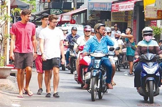 Khách Tây: 'Thà ở Việt Nam còn hơn về'