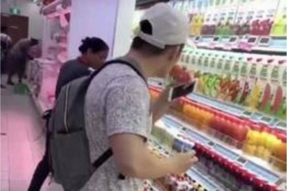 132 2 2 Thanh Nien Uong Trom Nuoc Trong Sieu Thi Con Doa Lan Truyen Covid 19 Tuong Duoc Khen Ngau Nao Ngo Co Nguy Co Linh An Tu