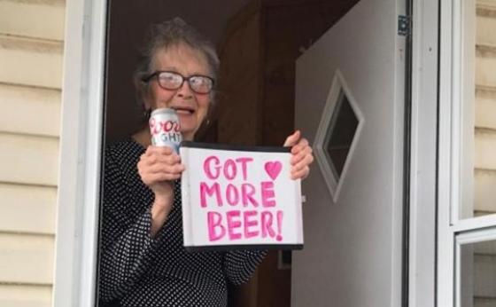 132 1 Da Co Them Bia   Cu Ba 93 Tuoi Duoc Hang Bia Coors Light Gui Tang 150 Lon Bia