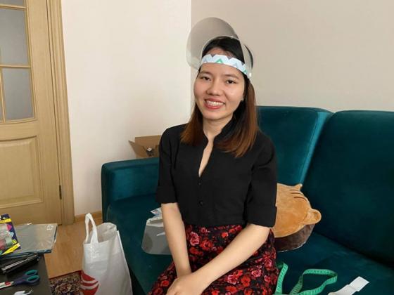 132 1 Co Gai Viet Phat Khau Trang Mien Phi O Nga Buc Xuc Nguoi Mao Danh Quyen Tien