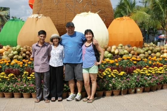 132 5 Mon Qua 3 Nghin Do Va Chuyen Tinh Bat Ngo Cua Nu Viet Kieu