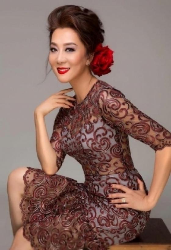 132 3 Mc Nguyen Cao Ky Duyen Bi Nem Trung Va Ky Thi Tren Dat My