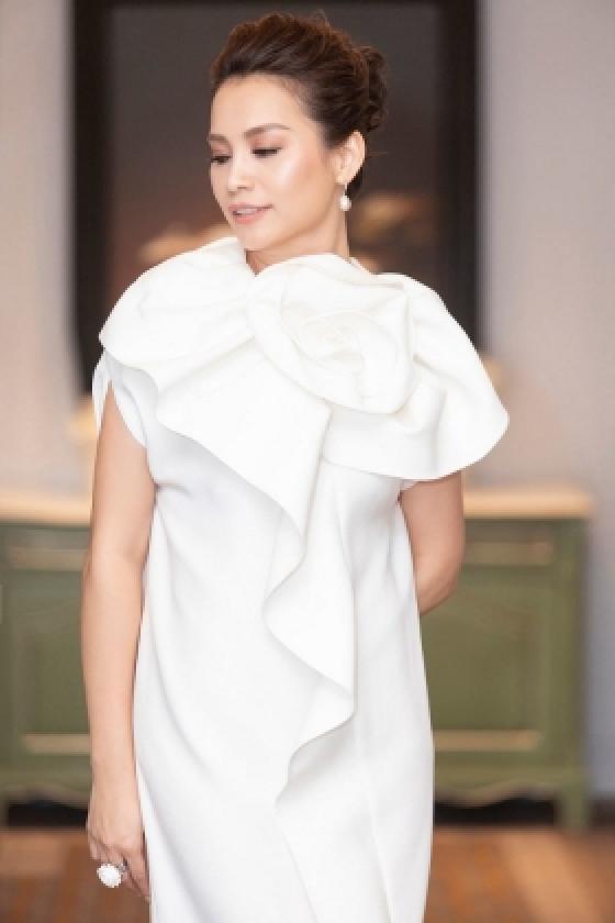 132 13 Hoa Hau Ngoc Khanh Tu Bo Showbiz Lam Nong Dan Ben My Voi Chong Tay