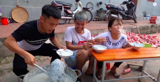 132 5 Con Trai Ba Tan Vlog Bi Xu Phat Vi Video Nau Chao Ga Nguyen Long