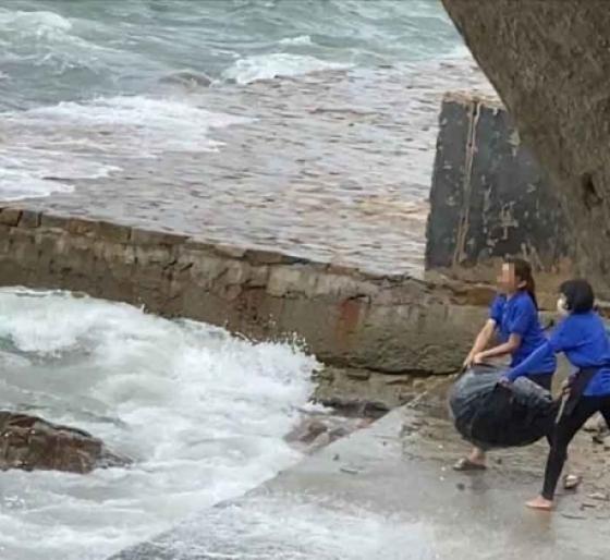132 2 Nhan Vien Quan Ca Phe Thang Tay Vut Hang Chuc Bao Tai Rac Xuong Bien Vung Tau Gay Phan No