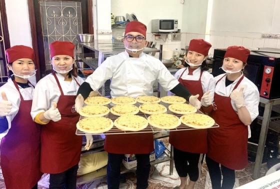 132 1 Ong Chu Chuoi Khach San Di Ban Pizza