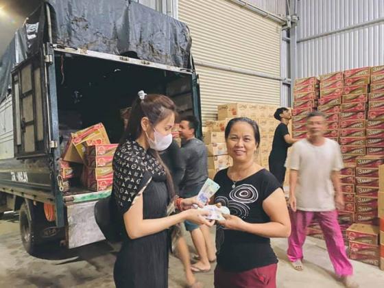132 4 Phong Van Nong Thuy Tien Den Hue Cuu Tro Mien Trung Da Keu Goi Duoc Hon 8 Ty Ban Het Hot Xoan Lam Tu Thien Va Chua Kip Bao Chong