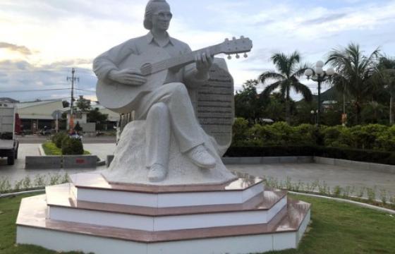 132 1 Khanh Thanh Tuong Nhac Si Trinh Cong Son Ben Bo Bien Quy Nhon