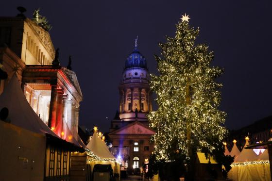 132 1 Cho Giang Sinh Gendarmenmarkt Noi Tieng Cua Berlin Bi Huy Bo Do Lo Ngai Ve Virus Coronavirus