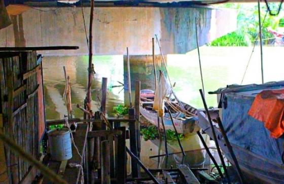 132 1 Nguoi Dan Ong Bo Nha Sai Gon Ra Song Gam Cau O Day Suong Hon Phong May Lanh