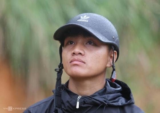 132 5 Nguoi Dan Ong Bat Khoc Xin Di Nho Xe Cuu Tro Tra Leng De Tim Nguoi Than