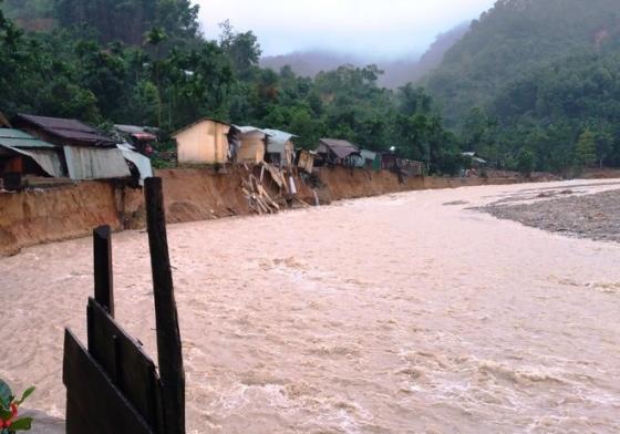 132 1 Quang Nam Lu Quet Kinh Hoang Them 1 Ngoi Lang O Xa Tra Leng Bi Xoa So