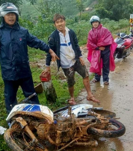 132 1 Bi Dat Da Vui 2 Thanh Nien Dung Tay Dao Boi Thoat Khoi Vung Sat Lo Kinh Hoang