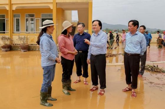132 1 Co Le Thay Bo Truong Can Them Mot Lan Den Voi Hoc Sinh Vung Lu