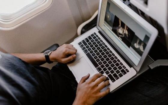 132 1 Cuc Hang Khong Cam Su Dung Macbook Pro 15 Inch Tren May Bay