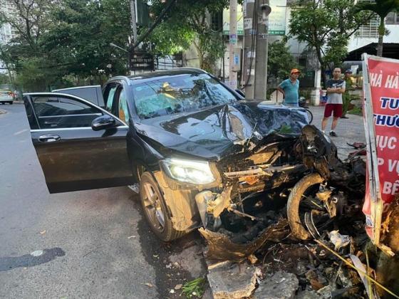 132 1 Xe Mercedes Tong Grabbike Tai Xe Grabbike Chet Nu Tiep Vien Hang Khong Bi Thuong Nang