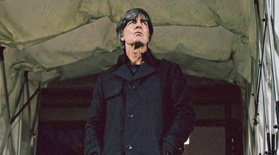 Jogi Löw có đủ cam đảm bước ra từ cái bóng của mình hay không?