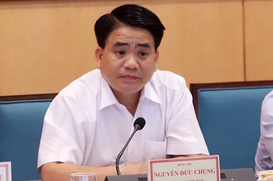 132 1 Ong Nguyen Duc Chung Va Phong Bi Qua Tang Chua 10000 Usd