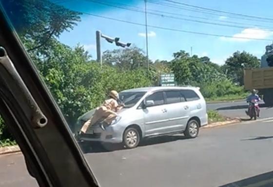 132 2 Csgt Co Nen Lao Ra Duong Chan Xe Vi Pham