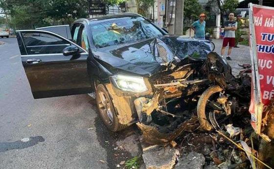 132 4 Nu Tiep Vien Hang Khong Bi Tai Xe Lai Xe Mercedes Tong Cao Trang Co Van De