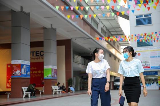 132 1 Hang Loat Truong Dh O Tp Hcm Cho Sinh Vien Nghi Hoc De Phong Dich Benh Covid 19