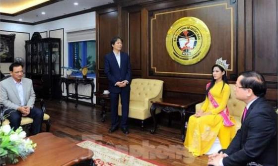 132 1 Thuc Hu Ve Buc Anh Hoa Hau Do Thi Ha That Le Hieu Truong Khum Num
