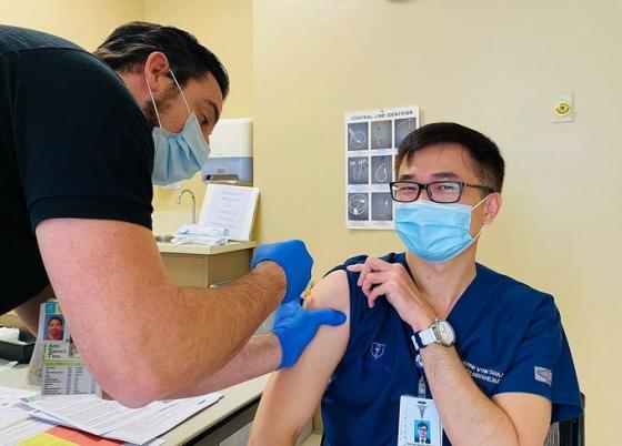 132 1 Bac Si Goc Viet Tiem Vaccine Pfizer Chi Hoi Dau Nhuc Vai Phai