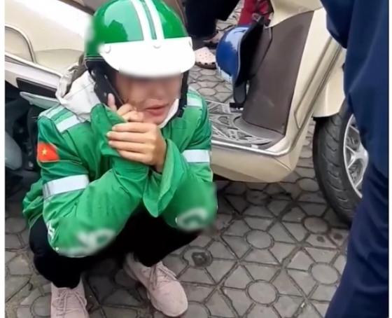 132 2 Rong Ra Muu Sinh Can Tet Nu Sinh Vien Bi Luu Manh Lua Lay Mat Dien Thoai Khoc Nuc No Giua Duong