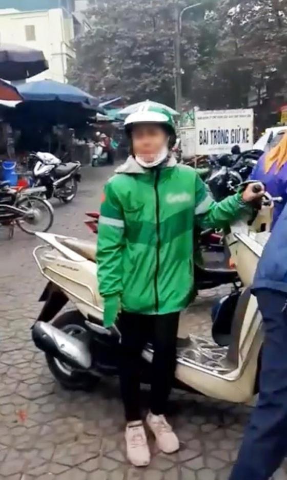132 3 Rong Ra Muu Sinh Can Tet Nu Sinh Vien Bi Luu Manh Lua Lay Mat Dien Thoai Khoc Nuc No Giua Duong