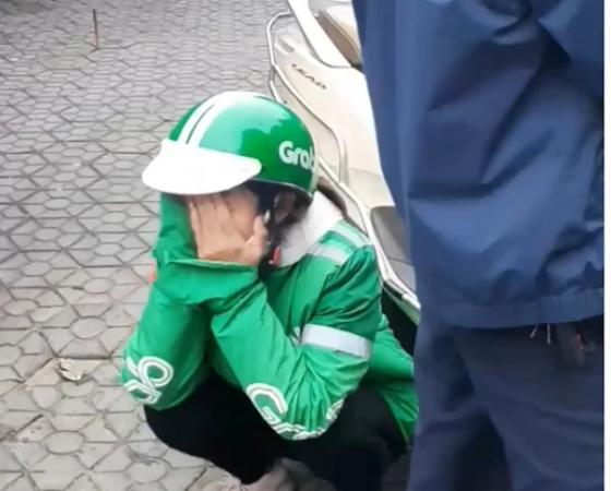 132 4 Rong Ra Muu Sinh Can Tet Nu Sinh Vien Bi Luu Manh Lua Lay Mat Dien Thoai Khoc Nuc No Giua Duong