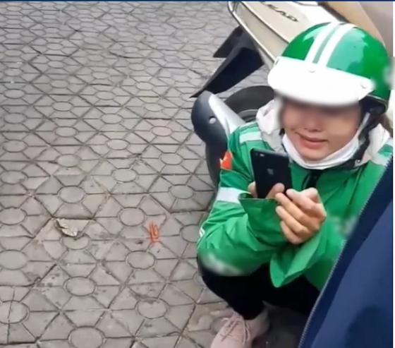 132 5 Rong Ra Muu Sinh Can Tet Nu Sinh Vien Bi Luu Manh Lua Lay Mat Dien Thoai Khoc Nuc No Giua Duong