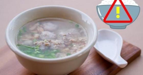 132 1 Ly Do Ban Khong Nen Chan Canh Vao Com Khi An Gay Hau Qua Khon Luong